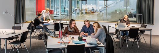 Arbeitsatmosphäre in der Bibliothek auf dem ZF Campus der ZU