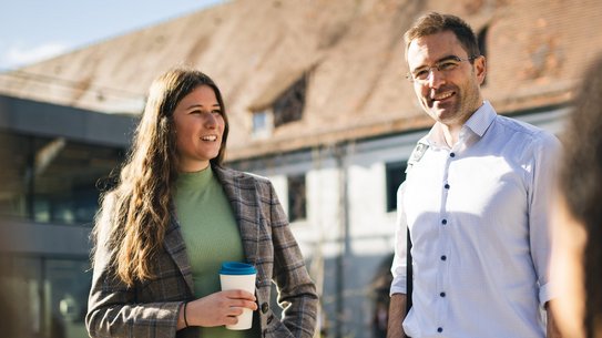 Studierende und Dozent auf der Dachterrasse | Foto: ZU, Ilja Mess