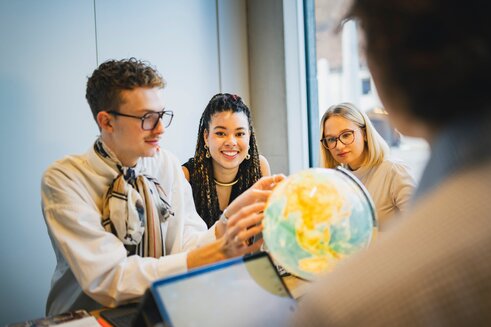 Studierende während des Lernens | Foto: ZU, Ilja Mess