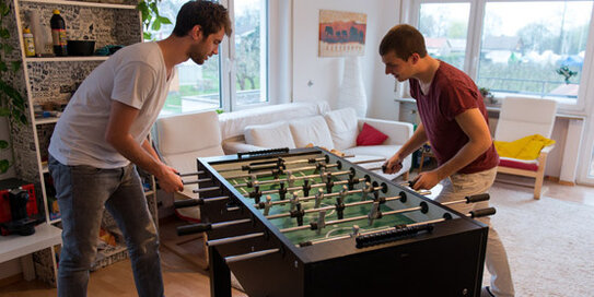 Studierende am Kicker