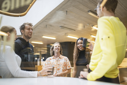 Studierende im Gespräch | Foto: ZU, Ilja Mess