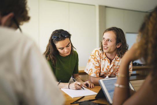 Entdecke eine einzigartige Perspektive und verbinde Psychologie, Wirtschaft und Politik! Foto: Ilja Mess | ZU