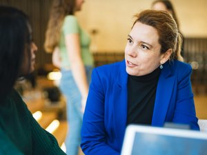 Dozentin im Austausch mit Studentin | Foto: ZU, Ilja Mess