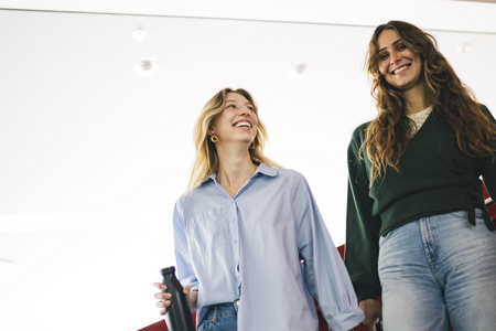Studentinnen auf dem Weg zum Kurs | Foto: ZU, Ilja Mess