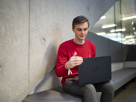Student am arbeiten in der Uni