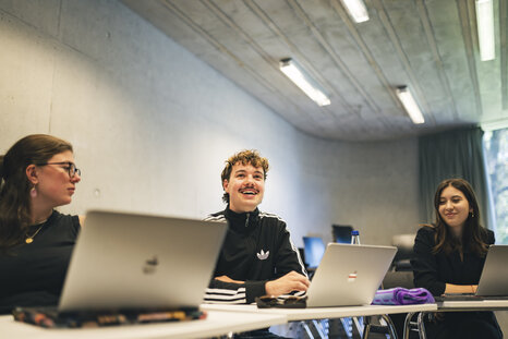Studierende während eines Seminars | Foto: ZU, Ilja Mess